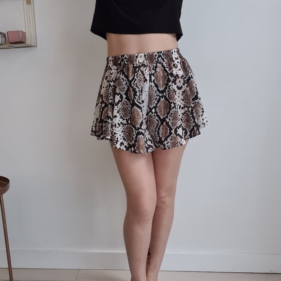 PrettyLittleThing Pants - PrettyLittleThing shorts snakeskin print, flared, high waisted size 10.